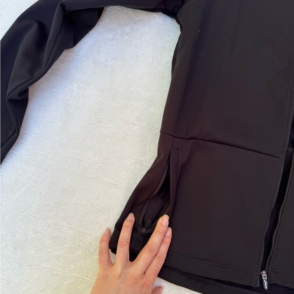Asics Women's Los Angeles Marathon Fleece Lined Utility Jacket in Black w/ logo - Picture 11 of 15